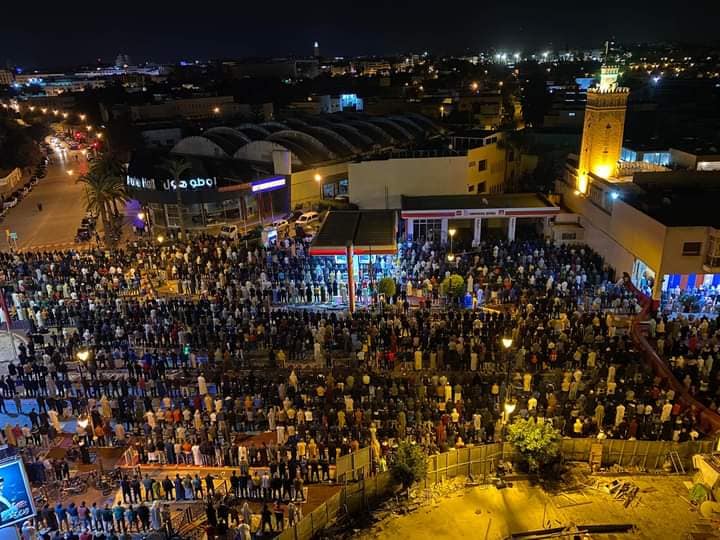 بعد غياب لمدة سنتين بسبب التدابير الاحترازية التي فرضتها جائحة "كورونا"، تزينت المساجد المغربية خلال اليوم الأول من شهر رمضان 1443هـ بالمصلي