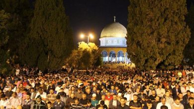 أدى آلاف الفلسطينيين، أمس الجمعة، صلاة التراويح في المسجد الأقصى، وسط مدينة القدس، وذلك عشية أول أيام شهر رمضان المبارك. وتحدث مدير "الأقصى"