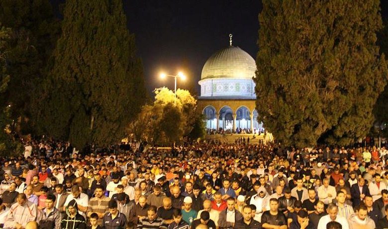 أدى آلاف الفلسطينيين، أمس الجمعة، صلاة التراويح في المسجد الأقصى، وسط مدينة القدس، وذلك عشية أول أيام شهر رمضان المبارك. وتحدث مدير "الأقصى"