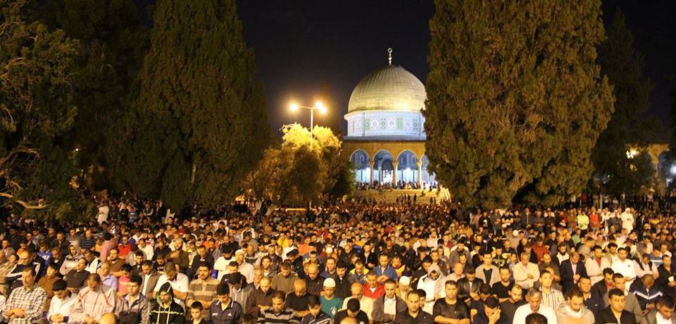 أدى آلاف الفلسطينيين، أمس الجمعة، صلاة التراويح في المسجد الأقصى، وسط مدينة القدس، وذلك عشية أول أيام شهر رمضان المبارك. وتحدث مدير "الأقصى"