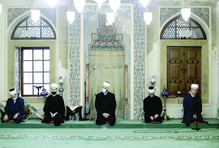 تتأهّب مساجد عاصمة البوسنة والهرسك، سراييفو لاستقبال شهر رمضان المبارك الذي يحل غدا السبت، بالتنظيف والترتيب والتجهيز.ويتسابق المسلمون في سر