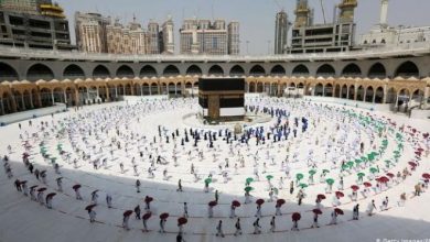 أصدرت وزارة الحج والعمرة السعودية، الإثنين 24 أبريل 2022، بيانا جديدا تدعو فيه المعتمرين إلى تجنب التصوير داخل الحرم المكي وأثناء العمرة. و