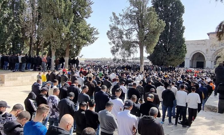 أدى نحو 35 ألف مواطن، صلاة الجمعة، اليوم (1-4) في رحاب المسجد الأقصى المبارك، حسب تقديرات دائرة الأوقاف الإسلامية في القدس المحتلة. وتوجه ال
