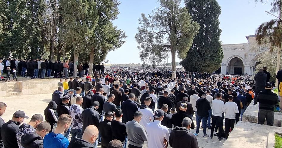أدى نحو 35 ألف مواطن، صلاة الجمعة، اليوم (1-4) في رحاب المسجد الأقصى المبارك، حسب تقديرات دائرة الأوقاف الإسلامية في القدس المحتلة. وتوجه ال