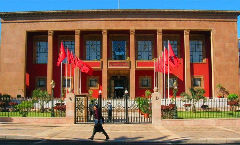 أعلن البرلمان المغربي، الشروع في اعتماد الترجمة الفورية إلى اللغة الأمازيغية خلال جلساته، لأول مرة في تاريخ البلاد.جاء ذلك على لسان رشيد الط