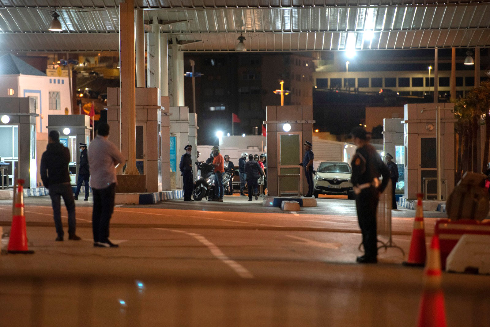  جرى قبيل منتصف ليلة الاثنين الثلاثاء فتح معبري باب سبتة وبني نصار، في الاتجاهين، أمام حركة المسافرين عبر العربات والراجلين، وذلك وفق التدابي