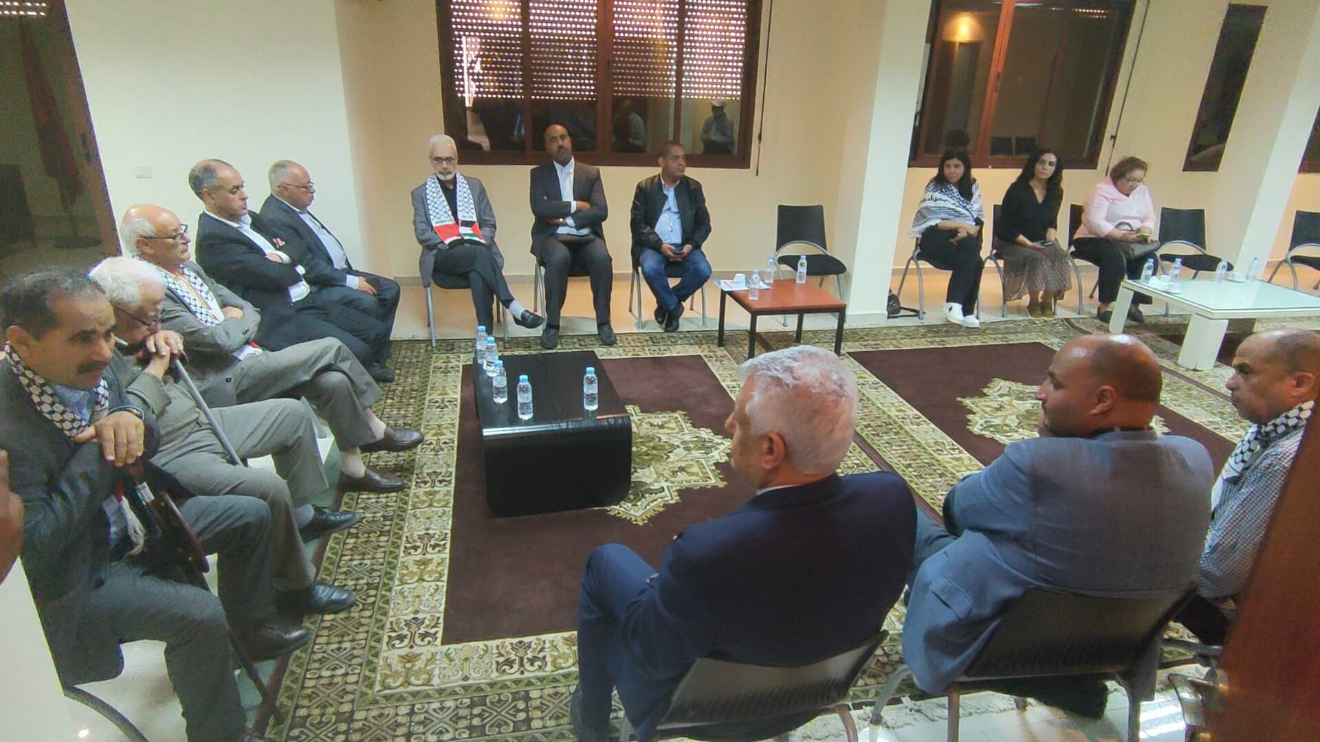 قام وفد كبير من مكونات المجتمع المدني المغربي بزيارة تعزية و تضامن الى السفارة الفلسطينية بالرباط مساء اليوم اثر جريمة اغتيال الشهيدة الصحفي