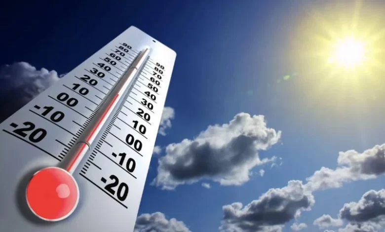  أفادت المديرية العامة للأرصاد الجوية بأنه من المرتقب أن يشهد عدد من عمالات وأقاليم المملكة موجة حر، تتراوح درجاتها ما بين 38 و43 درجة، ابتداء
