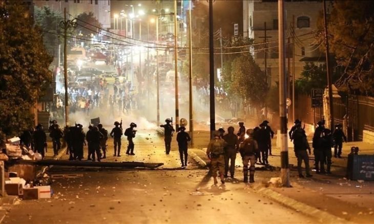أصيب، مساء أمس الإثنين، فلسطينيان بالرصاص المطاطي، والعشرات بالاختناق، خلال مواجهات اندلعت في مدينة نابلس، شمالي الضفة الغربية.وبحسب وكالات