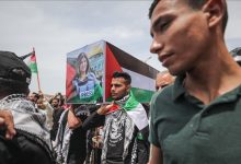 شارك عشرات الفلسطينيين في قطاع غزة، الإثنين، في وقفة مُندِّدة باغتيال الصحفية شيرين أبو عاقلة، مراسلة قناة الجزيرة، فيما تم تنظيم جنازتين رمزيتين لها.