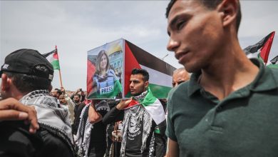 شارك عشرات الفلسطينيين في قطاع غزة، الإثنين، في وقفة مُندِّدة باغتيال الصحفية شيرين أبو عاقلة، مراسلة قناة الجزيرة، فيما تم تنظيم جنازتين رمزيتين لها.