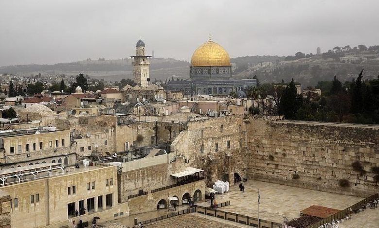 أدانت فلسطين قرار محكمة صهيونية السماح لليهود بأداء طقوس وصلوات تلمودية علنية خلال اقتحامهم المسجد الأقصى، بالقدس الشرقية المحتلة