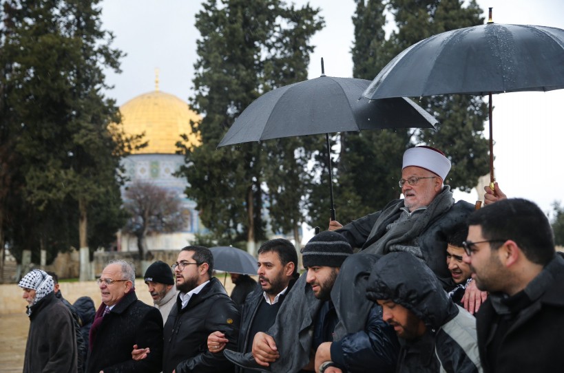 سلّمت سلطات الاحتلال الصهيونية، مساء أمس الأحد، الشيخ عكرمة صبري، خطيب المسجد الأقصى، قرارا بمنعه من السفر لمدة 4 أشهر.وقال مكتب الشيخ صبري