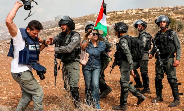 قالت لجنة حقوقية عربية، الأربعاء، إن الاحتلال ارتكب 148 انتهاكا بحق الحريات الإعلامية في الأراضي الفلسطينية المُحتلّة، خلال شهر مايو الماضي.