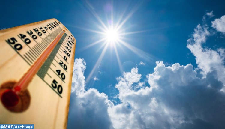  أفادت المديرية العامة للأرصاد الجوية، بأنه من المرتقب تسجيل موجة حر (ما بين 39 و 45 درجة) اليوم الجمعة وغدا السبت بعدد من مناطق المملكة. وأ
