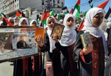 شاركت المئات من حافظات القرآن، اليوم السبت، في مسيرة للأعلام الفلسطينية بقطاع غزة نظمها الجناح "النسائي"، في حركة المقاومة الإسلامية "حماس"،