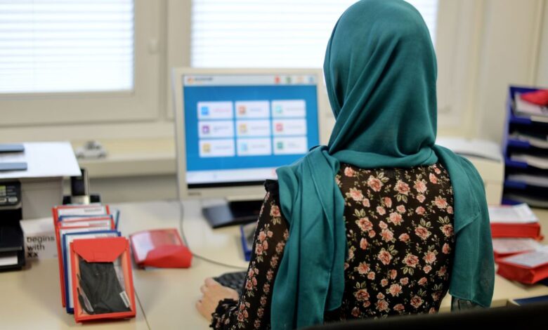 كشفت دراسة ميدانية منشور على موقع تابع لجامعة "أكسفورد" البريطانية عن تعرض 65 بالمائة من المسلمات للمنع من التوظيف بسبب الحجاب.ويبرز البحث