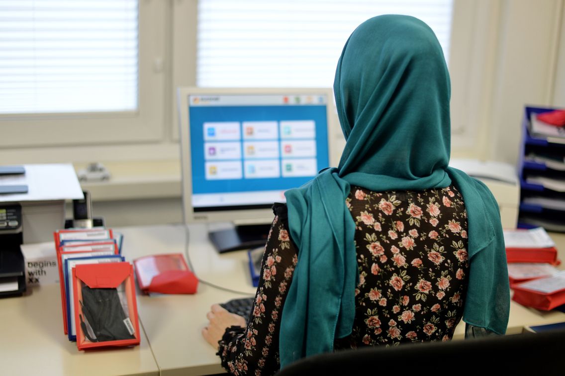 كشفت دراسة ميدانية منشور على موقع تابع لجامعة "أكسفورد" البريطانية عن تعرض 65 بالمائة من المسلمات للمنع من التوظيف بسبب الحجاب.ويبرز البحث