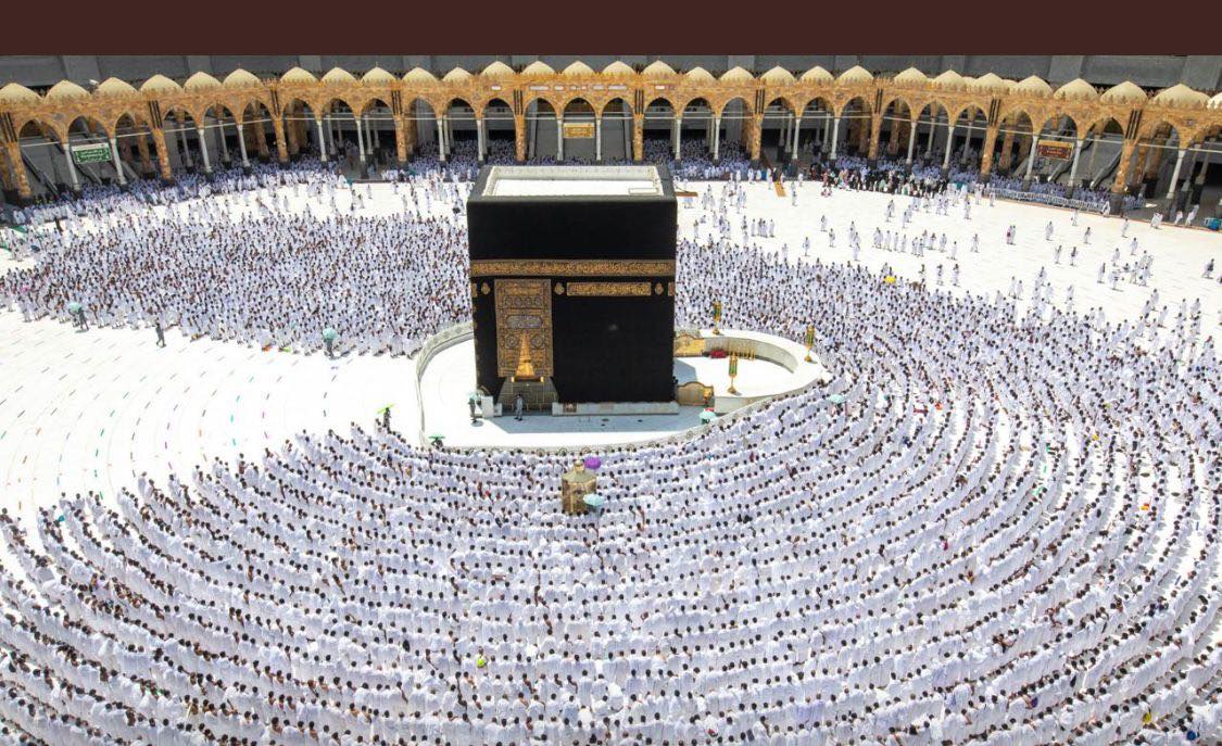 عادت شوارع مدينة مكة المكرمة لتعج بمئات آلاف الحجاج بملابس الإحرام البيضاء، أمس الاثنين، مع الاستعداد لأداء مناسك الحج هذا الأسبوع، بعد عامي