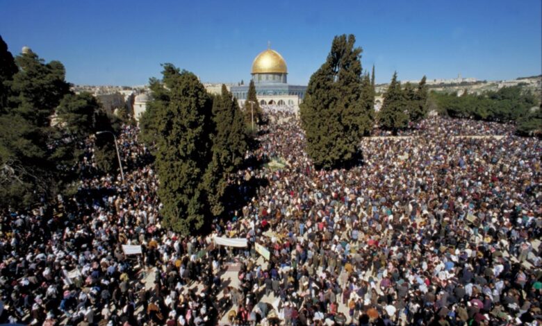 انطلقت دعوات شبابية ومقدسية إلى النفير والحشد، الجمعة القادمة 22 يوليو، في المسجد الأقصى المبارك تحت عنوان “القدس ميثاق الأمة”. وأكدت الدعو