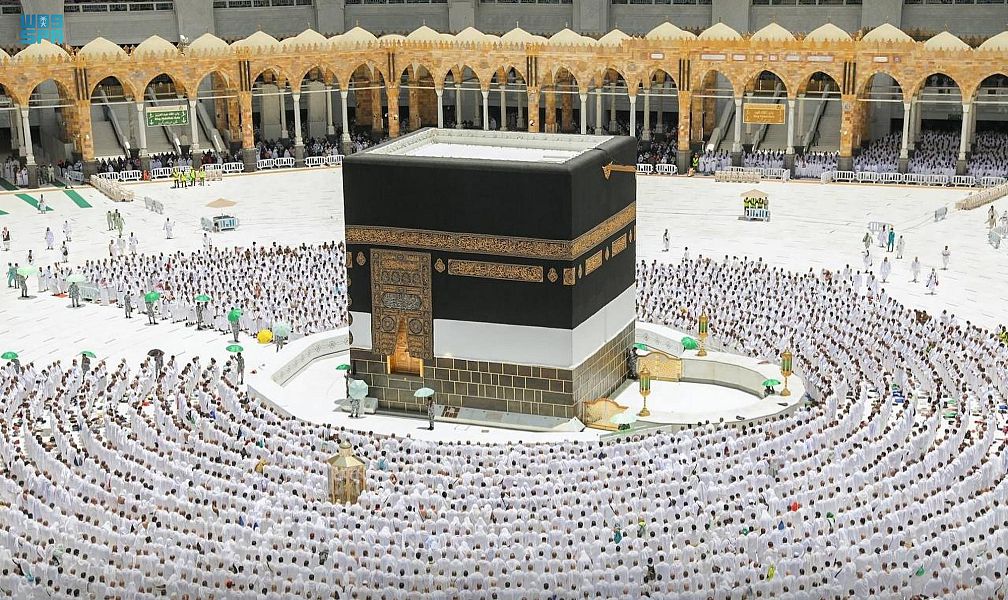 أدى ضيوف الرحمن اليوم بالمسجد الحرام صلاة أول جمعة من شهر ذي الحجة في أجواء روحانية مطمئنة، شاكرين الله عز وجل على ما أنعم عليهم من نعمة الأ