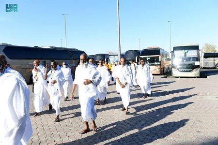 عادت شوارع مدينة مكة المكرمة لتعج بمئات آلاف الحجاج بملابس الإحرام البيضاء، أمس الاثنين، مع الاستعداد لأداء مناسك الحج هذا الأسبوع، بعد عامي
