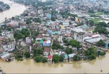 ارتفعت حصيلة قتلى فيضانات بنغلاديش، في آخر حصيلة أمس الأحد، إلى 102، عقب مصرع 7 أشخاص آخرين في الساعات الأربع والعشرين الماضية. وذكر تقرير ي