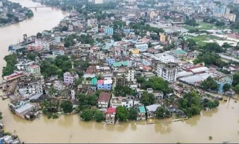 ارتفعت حصيلة قتلى فيضانات بنغلاديش، في آخر حصيلة أمس الأحد، إلى 102، عقب مصرع 7 أشخاص آخرين في الساعات الأربع والعشرين الماضية. وذكر تقرير ي