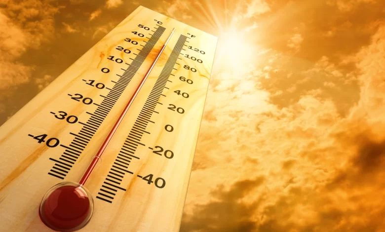 أفادت المديرية العامة للأرصاد الجوية، بأنه من المرتقب تسجيل موجة حر (ما بين 40 و 47 درجة) اليوم الاثنين وغدا الثلاثاء بعدد من أقاليم المملك