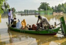 أعلنت باكستان أمس الجمعة حالة طوارئ وطنية عقب ارتفاع حصيلة الوفيات الناجمة عن الفيضانات والسيول إلى نحو ألف شخص، وتضرر عشرات الملايين. ودعت