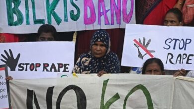 تظاهر مئات الأشخاص في عدة أجزاء من الهند، أمس السبت، احتجاجا على قرار الحكومة الأخير إطلاق سراح 11 هندوسياً أدينوا بارتكاب اغتصاب جماعي بحق مسلمة حامل خلال أعمال الشغب في البلاد عام 2002.
