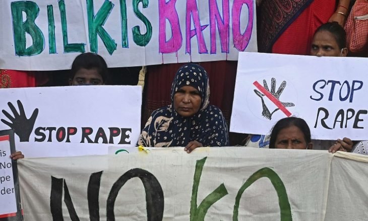 تظاهر مئات الأشخاص في عدة أجزاء من الهند، أمس السبت، احتجاجا على قرار الحكومة الأخير إطلاق سراح 11 هندوسياً أدينوا بارتكاب اغتصاب جماعي بحق مسلمة حامل خلال أعمال الشغب في البلاد عام 2002.