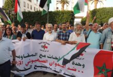 احتشد المئات من المغاربة مساء اليوم الإثنين أمام البرلمان المغربي بالرباط في وقفة تضامنية مع الشعب الفلسطيني ضد العدوان الصهيوني الهمجي على