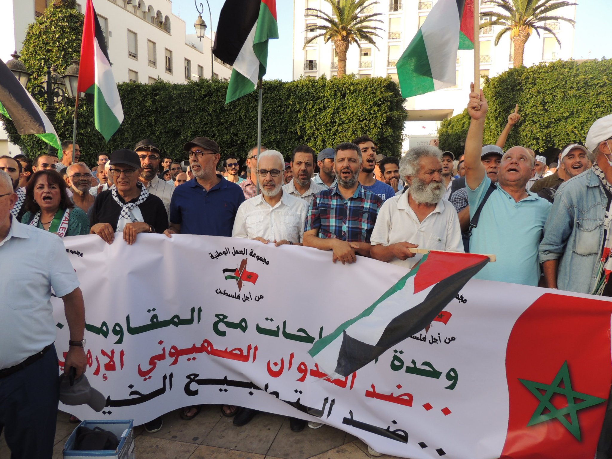 احتشد المئات من المغاربة مساء اليوم الإثنين أمام البرلمان المغربي بالرباط في وقفة تضامنية مع الشعب الفلسطيني ضد العدوان الصهيوني الهمجي على