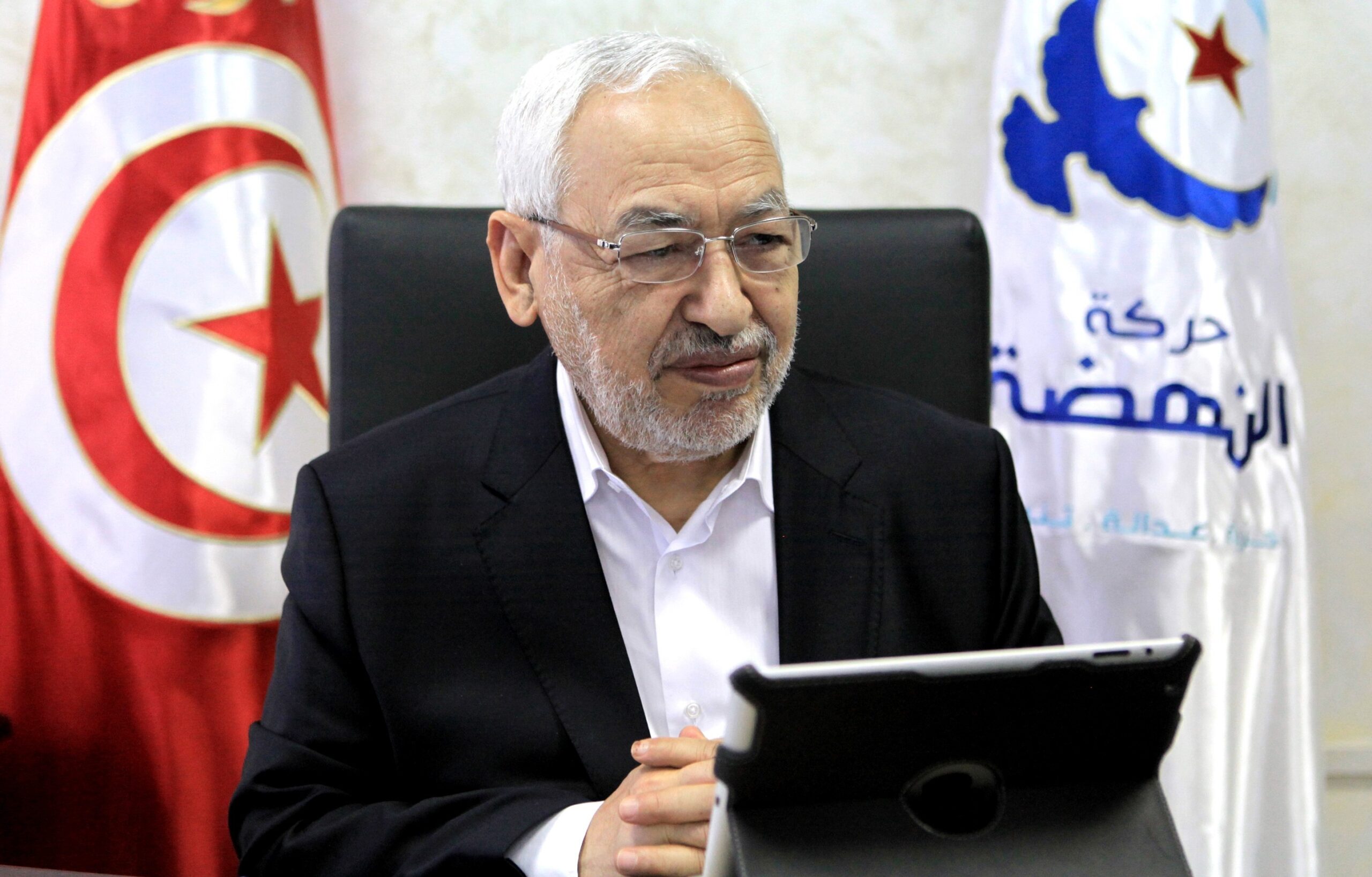 أعلن راشد الغنوشي رئيس حركة "النهضة" التونسية عن استعداده للتخلي عن رئاسة الحركة في حال "تقدم أي طرف بتسوية للمشكل التونسي". وشدد الغنوشي ف