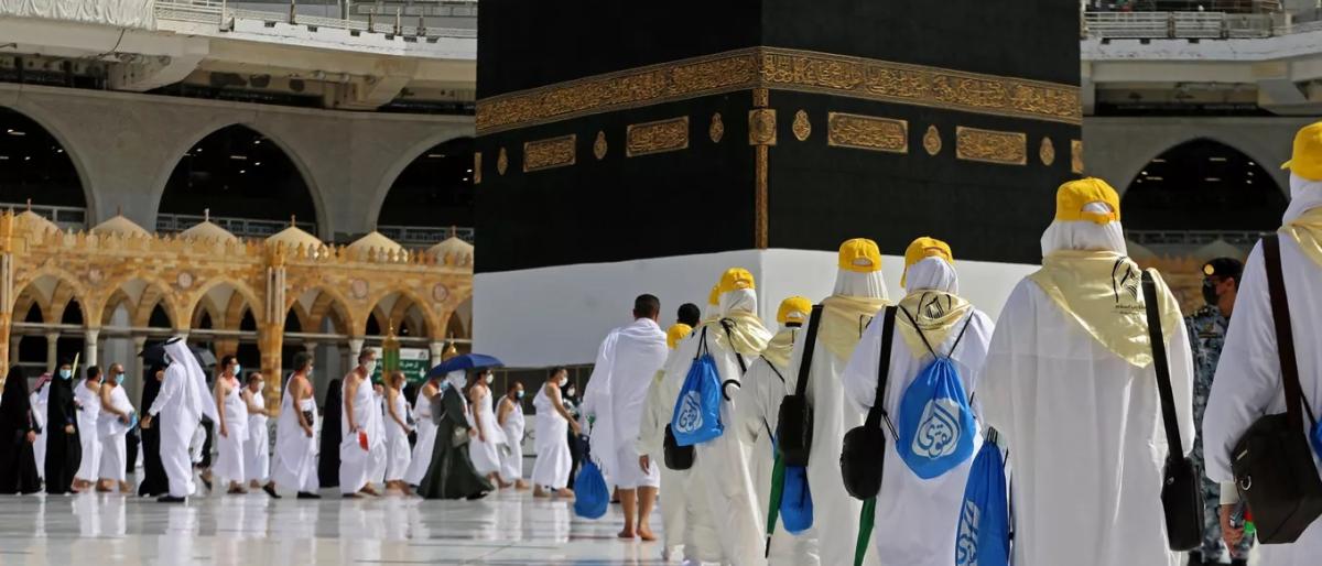 بعد قرارها السابق السماح للمرأة بأداء العمرة من دون اشتراط وجود محرم في أبريل الماضي، أعلنت وزارة الحج والعمرة السعودية أن "عصبة النساء" لم