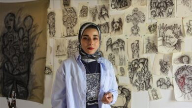تعمل الفنانة الفلسطينية شيرين عبد الكريم، على عدد من المشاريع، في إطار محاربتها للمعاناة التي يعيشها سكان غزة من بينها لوحات فنية تعبر عن ع