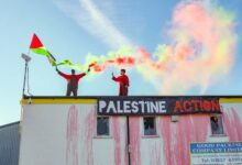 اقتحم ناشطون بريطانيون من منظمة “بالستاين أكشن” (العمل من أجل فلسطين) اليوم الاثنين، شركة “إلبيت” البريطانية المسؤولة عن تعبئة الأسلحة والطا