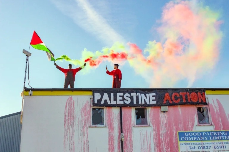اقتحم ناشطون بريطانيون من منظمة “بالستاين أكشن” (العمل من أجل فلسطين) اليوم الاثنين، شركة “إلبيت” البريطانية المسؤولة عن تعبئة الأسلحة والطا