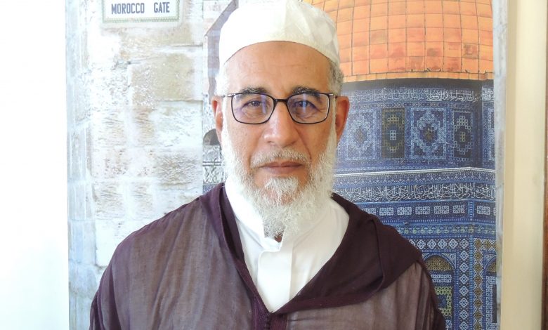 قدم الدكتور محمد عز الدين توفيق الأستاذ الجامعي والداعية والقيادي في حركة التوحيد والإصلاح عزاءه لنفسه ولعلماء المسلمين والأمة الإسلامية في وفاة الشيخ يوسف القرضاوي رحمه الله واصفا حدث وفاته بالفاجعة والمصيبة. وأشار عز الدين توفيق في شهاد