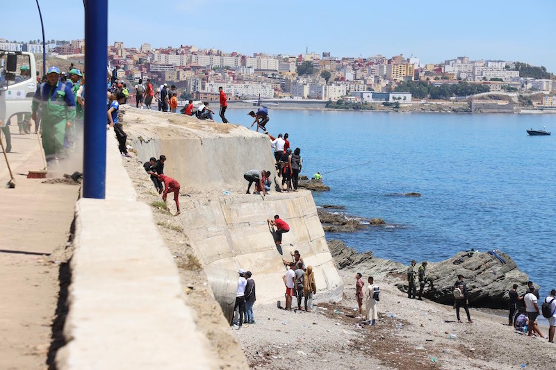 عاشت السلطات المحلية بمدينة تطوان حالة استنفار قصوى خلال الأيام الأخيرة من أجل صد موجة هجرة سرية، ومحاولة المئات من المهاجرين السريين من م