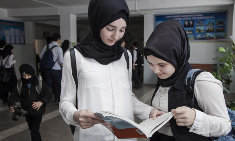 يعود مقترح حظر الحجاب في المدارس إلى الواجهة بعدما أثارته عدة تيارات يمينية متشددة بالدانمارك مدفوعة بتوصيات من لجنة عينتها الحكومة خلال ال