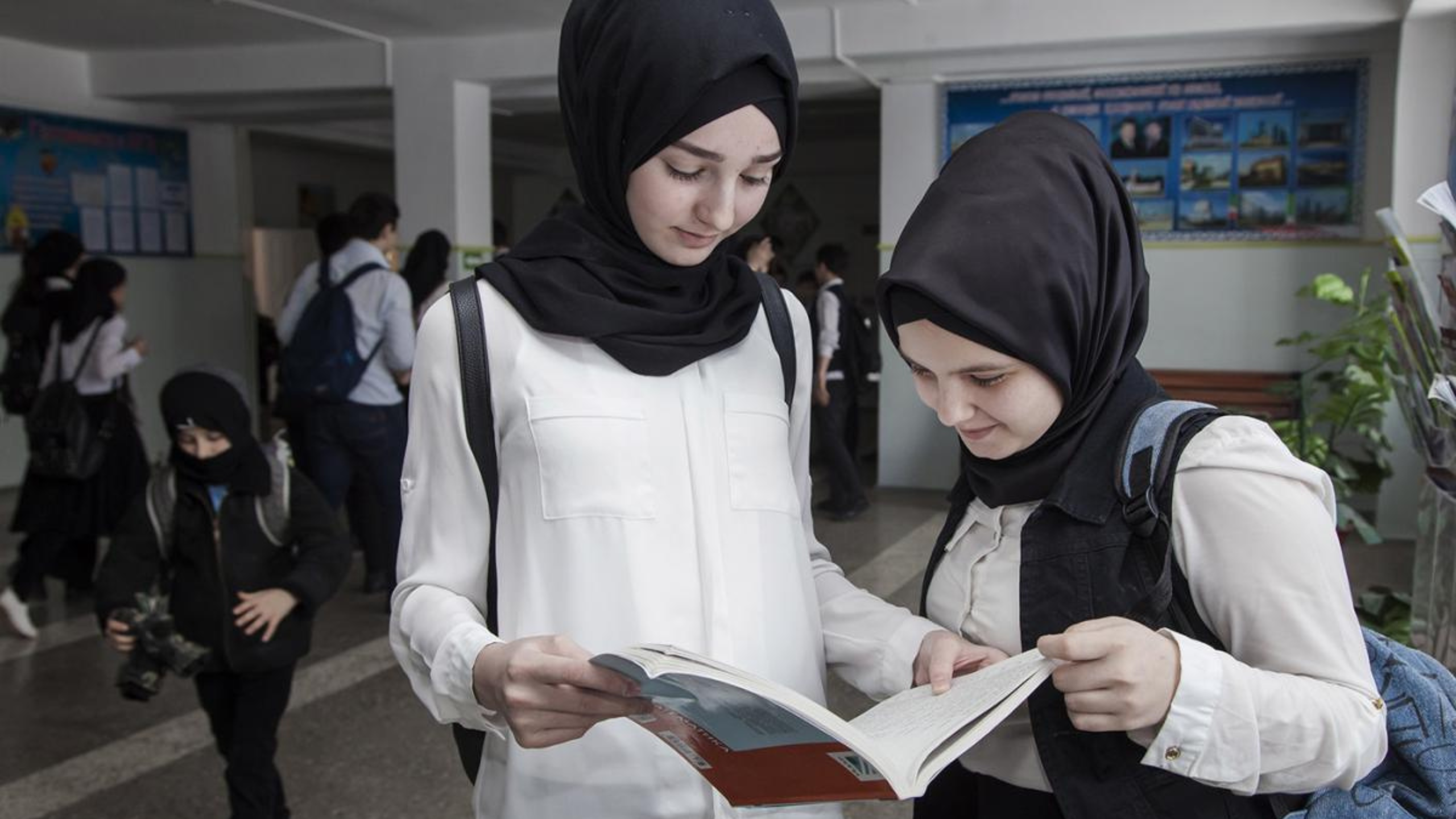 يعود مقترح حظر الحجاب في المدارس إلى الواجهة بعدما أثارته عدة تيارات يمينية متشددة بالدانمارك مدفوعة بتوصيات من لجنة عينتها الحكومة خلال ال