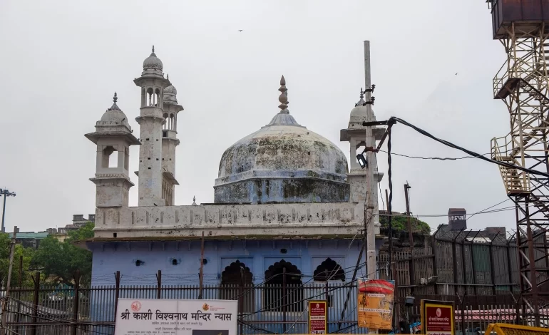 قضت محكمة هندية بولاية أوتار براديش بمشروعية وضع أصنام الآلهة الهندوسية وعبادتها في مسجد جيانفابي بعد صراع مع المسلمين لإبطال هذا الحكم. و