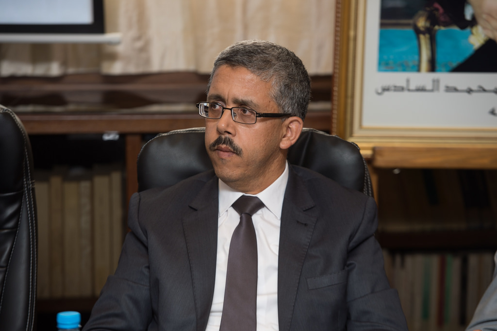 مازالت عدد من المؤسسات البنكية والتجارية تعتمد العقود التي تبرمها مع المواطنين باللغة الفرنسية، وتثير هذه العقود جدلا ومشاكل قانونية خاصة