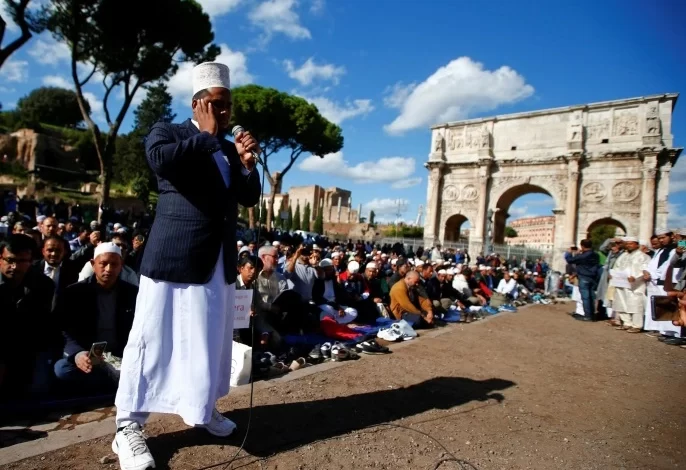 كشف تقرير إيطالي عن الهجرة، أن المسلمين يمثلون أكثر من 29 بالمائة من بقية الأجانب المقيمين في البلاد. وقال التقرير الجديد حول الهجرة الذي أ