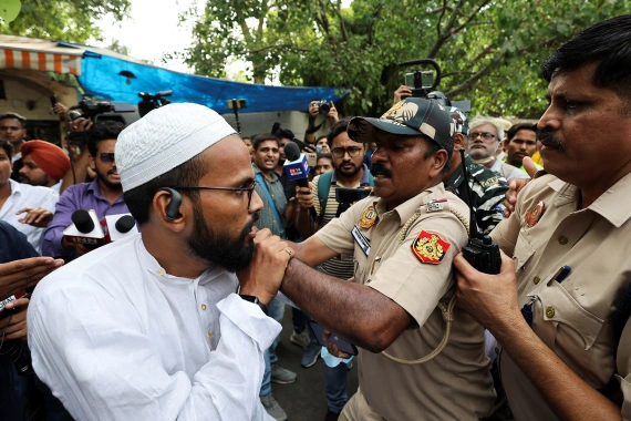 تعرض شبان مسلمون في الهند للضرب من قبل أفراد شرطة على ظهورهم بالعصي بعد أن كبلوا أيديهم على عمود إنارة، أمس الثلاثاء، في ساحة عامة أمام أنظ