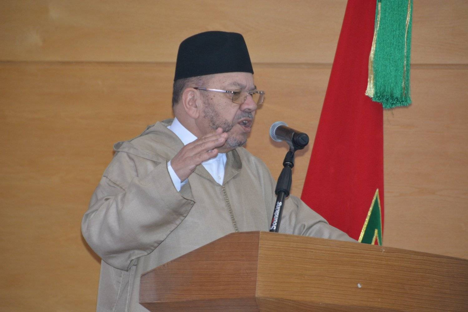 دعا العلامة مصطفى بنحمزة كل مكونات المجتمع المغربي إلى الحفاظ على الإطار الجامع للمغرب والدفاع عن مقوماته حماية له، وتحمل المسؤولية الكاملة