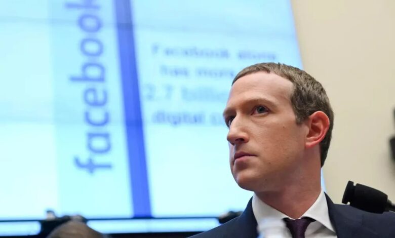 أعلن مارك زوكربيرج رئيس مجموعة "ميتا" المالكة لشركة "فيسبوك"، الأربعاء، أنه يعتزم تسريح أكثر من 11 ألف موظف، في ما اعتبره "أصعب التغييرات ف