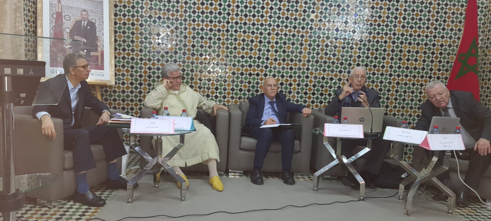 دعا خبراء وأكاديميون إلى تسريع توضيح الرؤية فيما يخص المسألة اللغوية بالمغرب، واعتماد اللغة العربية أساساً تدريجيا في جميع أطوار التعليم و